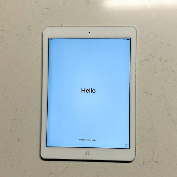 iPad Air 1st Gen 📱 16GB Wi-Fi + Box, Adapter, & Bonus Case – Good Condition! - Picture 3 of 11